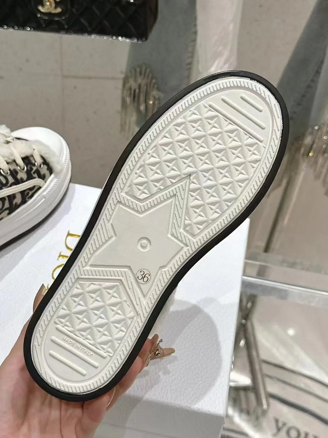 👟👟Ex-factory price 640👟👟——Dior Dior embroidered thick-soled wool casual shoes, fur shoes 𝐃𝐈𝐎𝐑 𝐖𝐚𝐥𝐤'𝐧 Dior presbyopic embroidered wool thick-soled canvas shoes, casual sports shoes, this Walk'n'Dior Thick-soled sneakers are a stylish piece that elevate the collection. Oblique printed cotton embroidered upper with comfortable platform sole, tongue and Christian Dior Paris signature laces. Can add fashionable temperament to all kinds of casual looks. Original custom-made imported Oblique printed embroidery fabric. Imported soft sheepskin lining. Original exclusive open-molded TPU material outsole. Bottom thickness 4.5CM. Size: Women's 35-41 (custom-made 41 is non-refundable)